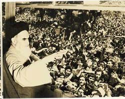 دیدار مردم با امام در مدرسه فیضیه قم